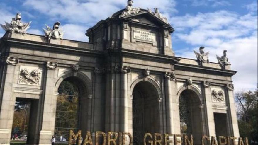 Rótulo de Madrid Green Capital elaborado con hojas secas y colocado en la Puerta de Alcalá. / Ayuntamiento de Madrid 