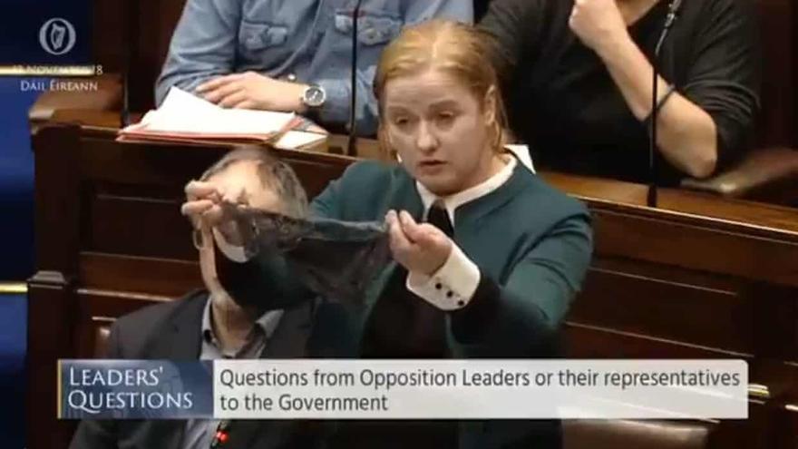 Ruth Coppinger sostiene una tanga en el parlamento irlandés