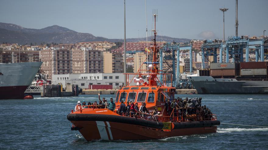 Un barco de Salvamento Marítimo entrando en el Puerto de Algeciras con decenas de personas rescatadas en el Estrecho de Gibraltar