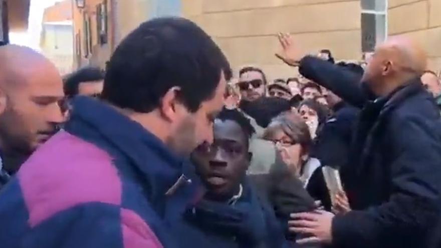 Salvini expulsa a un vendedor ambulante.