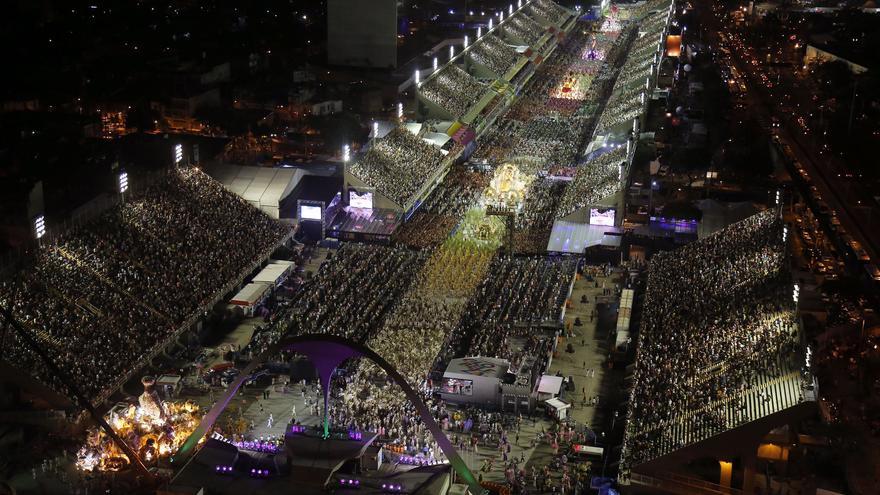 Visión general del Sambódromo de Río de Janeiro, en la avenida Marquês de Sapucaí, durante el desfile de la Estação Primeira de Mangueira