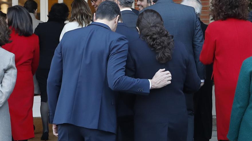 Sánchez, Iglesias y los ministros se retiran al palacio después de hacerse la foto de familia en el primer día del Gobierno.
