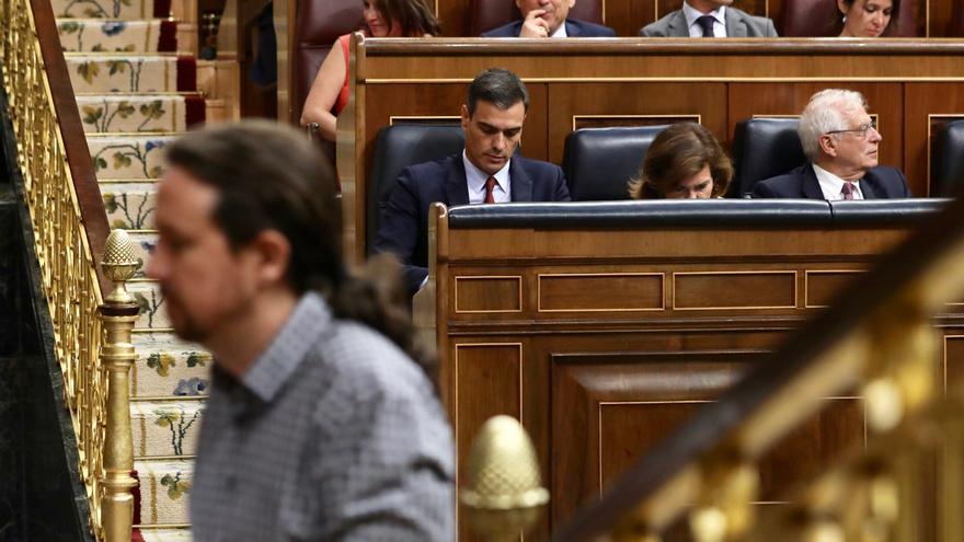 Sánchez cabizbajo mientras Iglesias interviene en el debate de investidura, Foto: Marta Jara