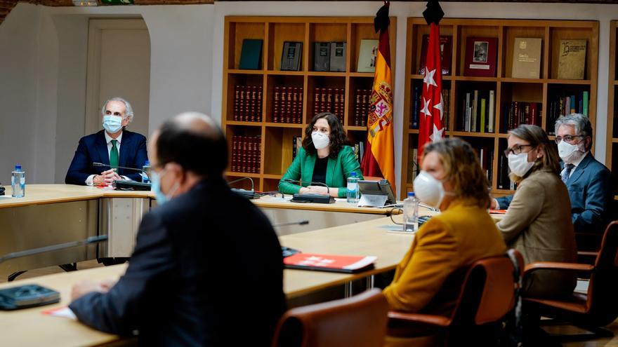 El consejero de Sanidad, Enrique Ruiz Escudero, y la presidenta de la Comunidad de Madrid, Isabel Díaz Ayuso, durante su encuentro con sectores médicos. 