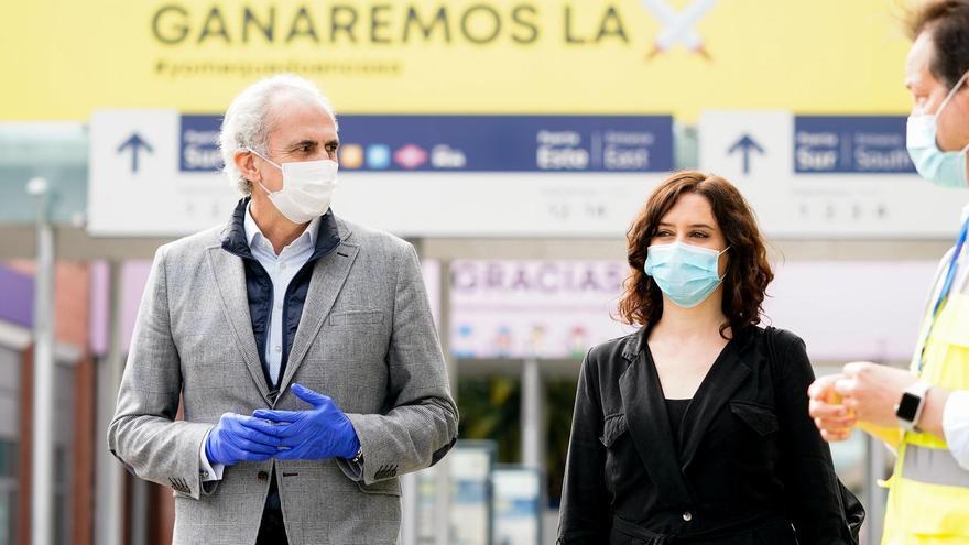 El consejero de Sanidad Enrique Ruiz Escudero y la presidenta Isabel Díaz Ayuso en una visita al hospital de Ifema.