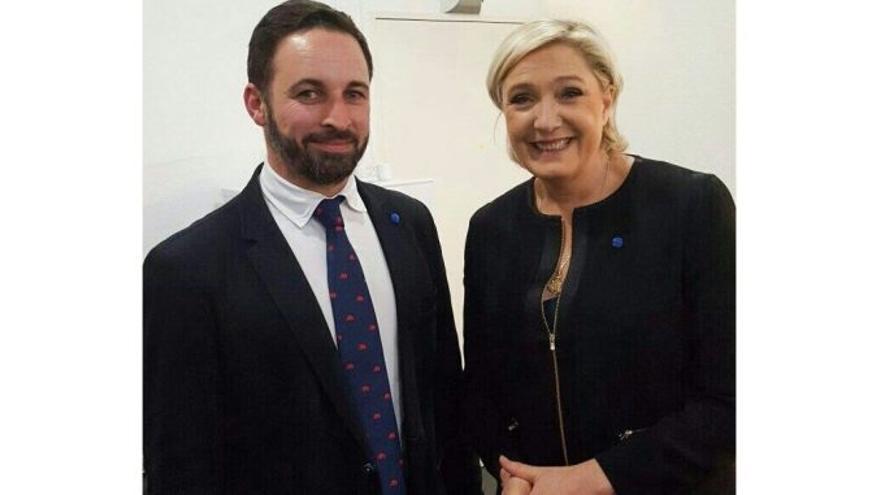 El presidente de Vox, Santiago Abascal, junto a la líder del Frente Nacional francés, Marine Le Pen. 