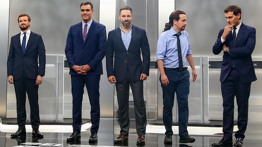 Santiago Abascal, en el centro, entre el resto de los principales candidatos del debate electoral para el 10N