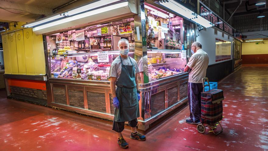Santiago, pollero y antiguo propietario de una barra de degustación en el mercado de La Cebada.