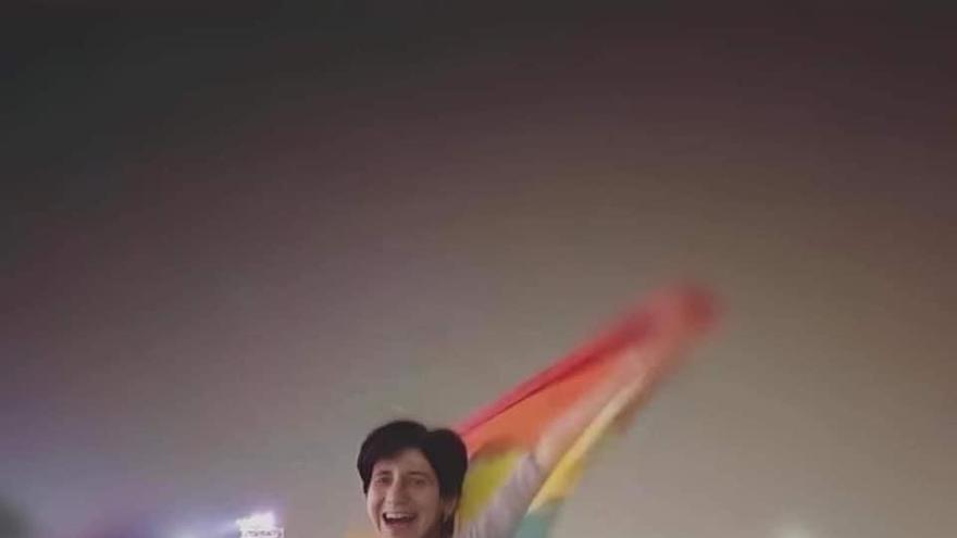 Sarah Hegazy desplegando la bandera LGTBI 
