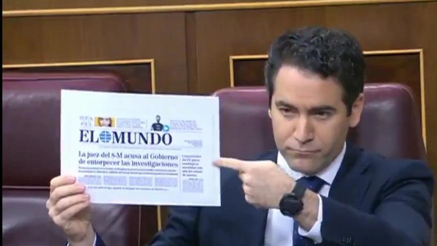 El Secretario General del PP García Egea con una portada de El Mundo sobre el no caso 8M