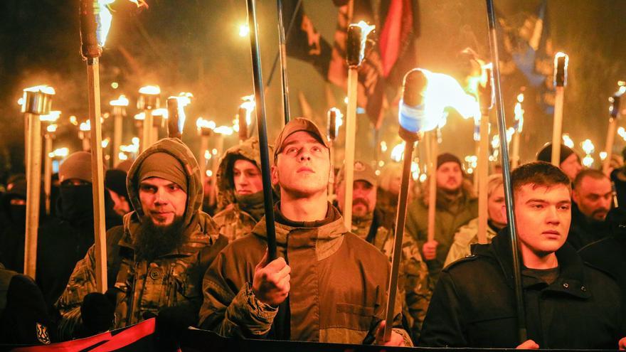 Seguidores de diferentes partidos nacionalistas llevan antorchas durante una marcha celebrada en enero en honor a Stepan Bandera, una de las primeras figuras nacionalistas de ucrania.