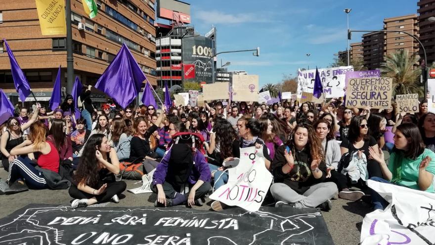 Sentada feminista en Valencia.