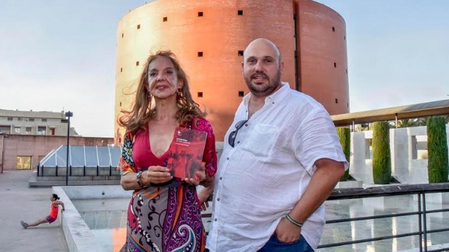 Silvia Reyes, acompañada por el periodista Raúl Solís, durante su visita a la antigua cárcel de homosexuales de Badajoz