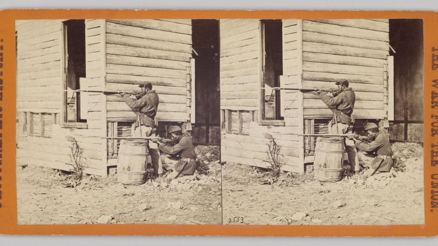 Soldados afroamericanos combaten durante la Guerra Civil de EEUU.