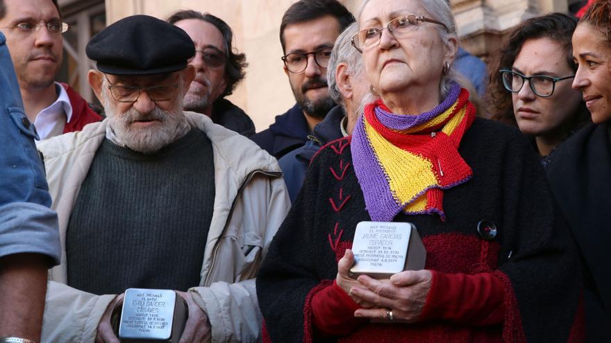 Dos personas sostienen unas 'Stolpersteines' dedicadas a Emili Darder y a Jaume Garcies Obrador.