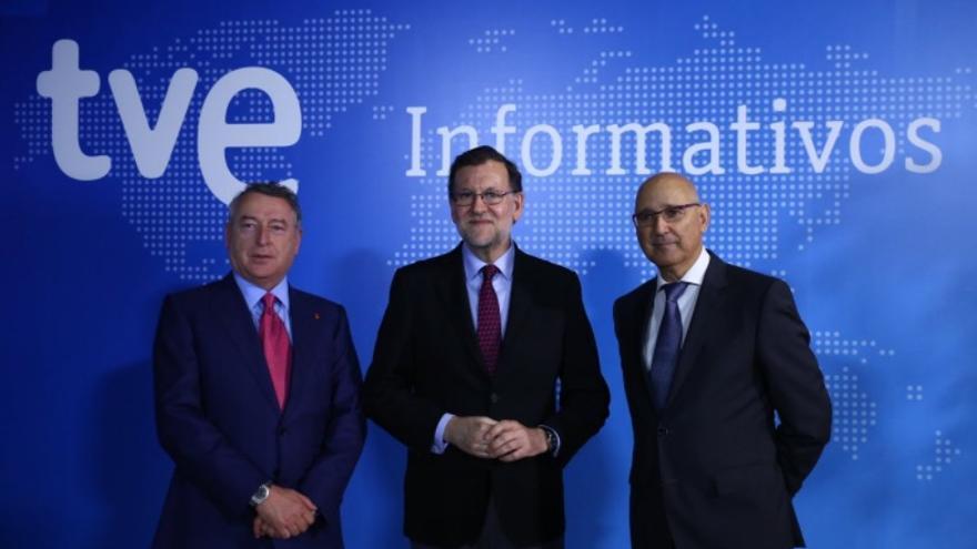 El presidente de TVE, José Antonio Sánchez, con Mariano Rajoy y el director de informativos, José Antonio Álvarez Gundín / FOTO: @marianorajoy