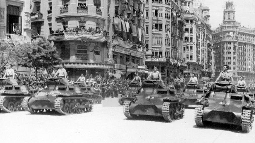 Tanques franquistas desfilan por la plaza del Ayuntamiento de Valencia / EFE
