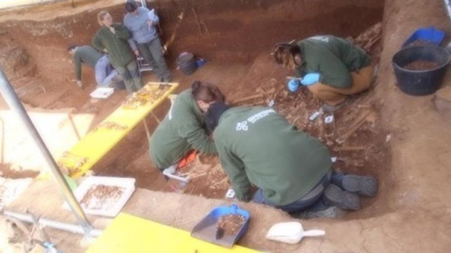 Tareas de exhumación en Pico Reja ARANZADI