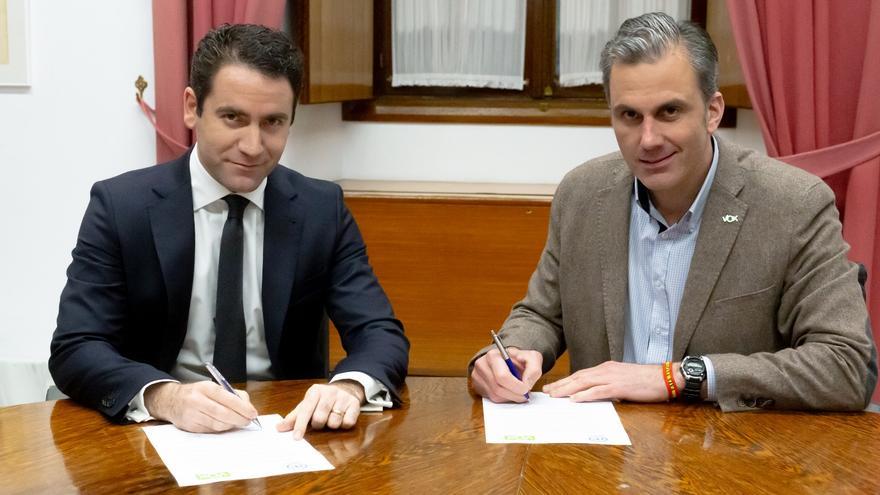 Teodoro García Egea firma el acuerdo de Mesa del Parlamento andaluz con su homólogo de Vox, Javier Ortega.