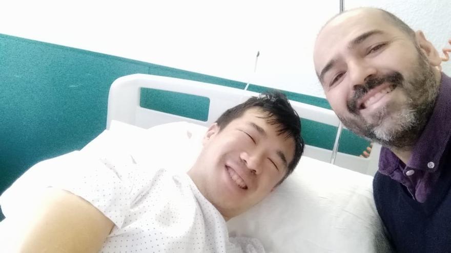 Thomas Liu en el hospital con un amigo