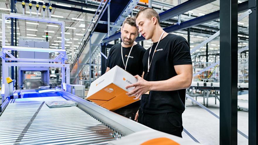 Trabajadores de Zalando en las instalaciones logísticas de la compañía en Alemania. 