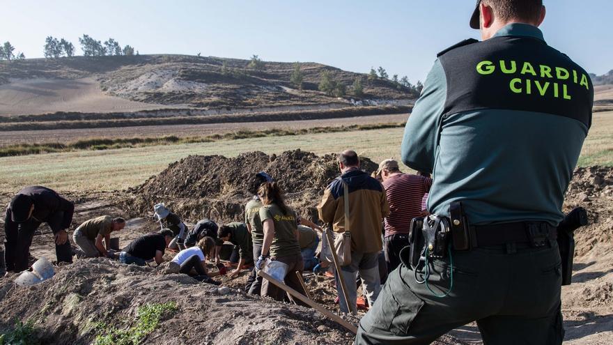 Trabajos de exhumación en la 'fosa de los maestros'. | ÓSCAR RODRÍGUEZ - ARANZADI