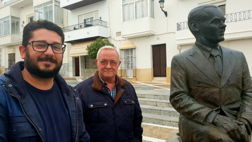 El alcalde de Trebujena, Jorge Rodríguez, y el ex concejal de la primera corporación, José Ruiz, junto a la estatua de Lorca en el pueblo.