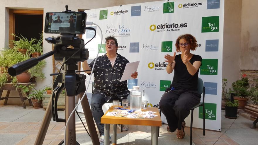 Txus García recita acompañada de Virginia Hernández, intérprete de lengua de signos