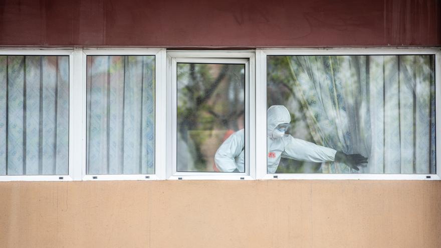Un militar de la UME desinfecta las ventanas de una residencia. / David Zorrakino / Europa Press