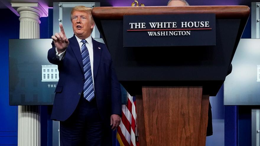 El presidente de Estados Unidos, Donald Trump, responde a las preguntas de medios sobre la crisis de la COVID-19 // REUTERS/Joshua Roberts