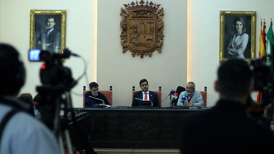El alcalde de Utrera, José María Villalobos (en el centro), en el Salón de Plenos municipal. | JUAN MIGUEL BAQUERO