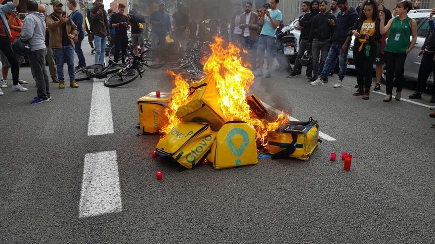 Varias mochilas de Glovo frente a su sede en Barcelona, en la protesta de repartidores por la muerte de un mensajero. 