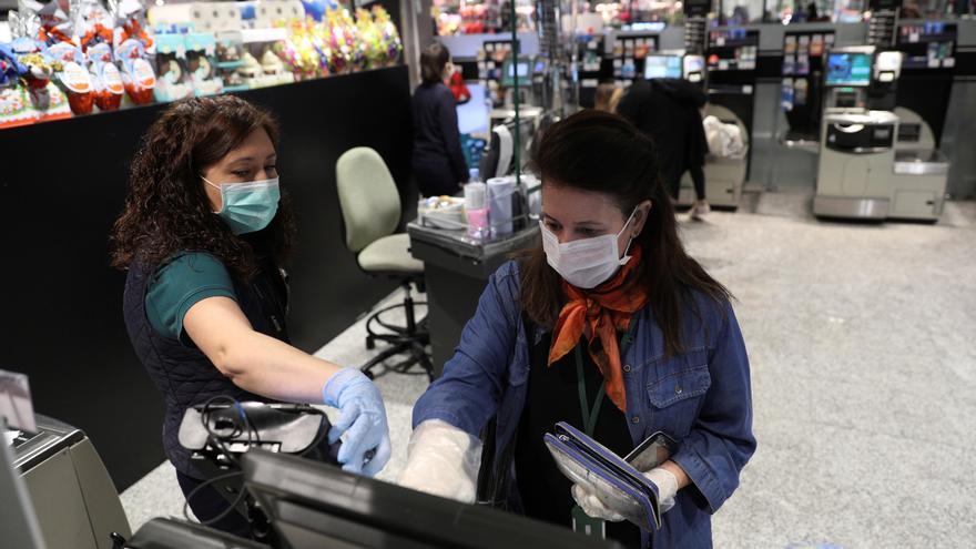 Varias personas hacen la compra en un supermercado en Madrid durante la segunda semana de aislamiento decretado para frenar el avance del coronavirus