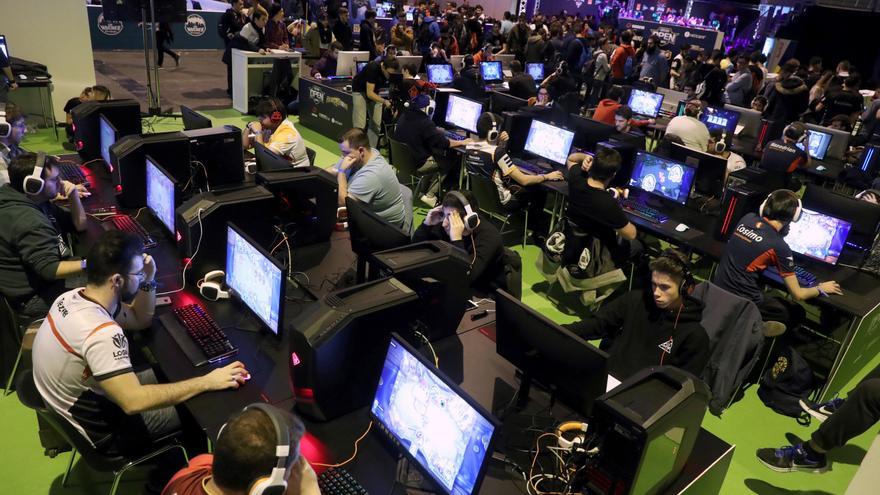 Varios jugadores en la octava edición de la Gamergy en Madrid, la mayor competición de eSports en España, este 15 de diciembre de 2017.