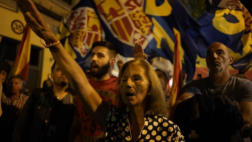 Varios de los convocados han realizado el saludo fascista y han exhibido símbolos falangistas frente a la sede del PSOE.