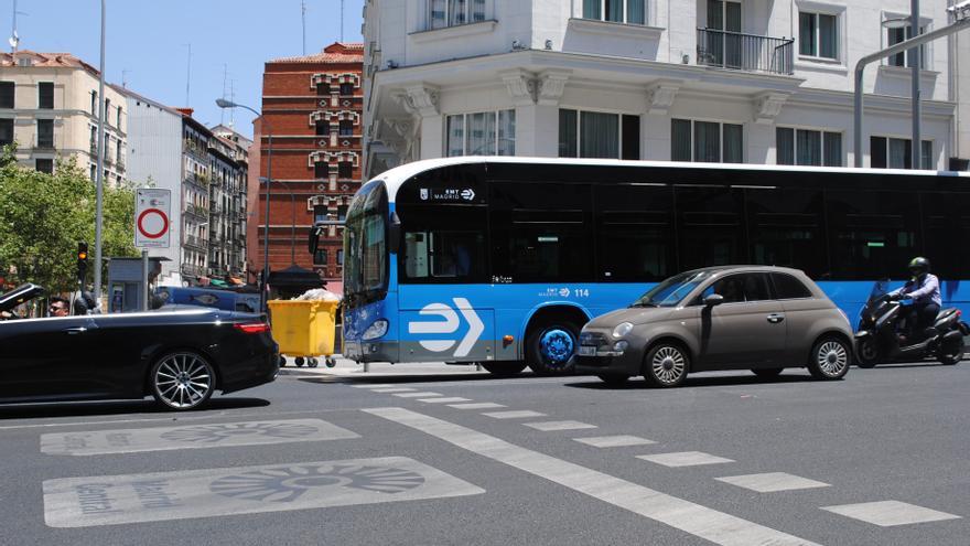 Varios vehículos atraviesan el límite de Madrid Central.