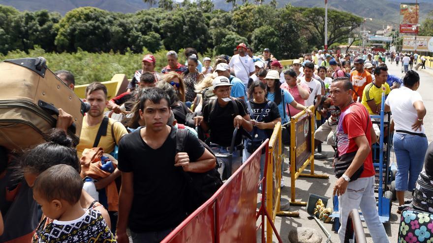 Venezolanos cruzan la frontera con Colombia el 26 de julio hacia Cúcuta.
