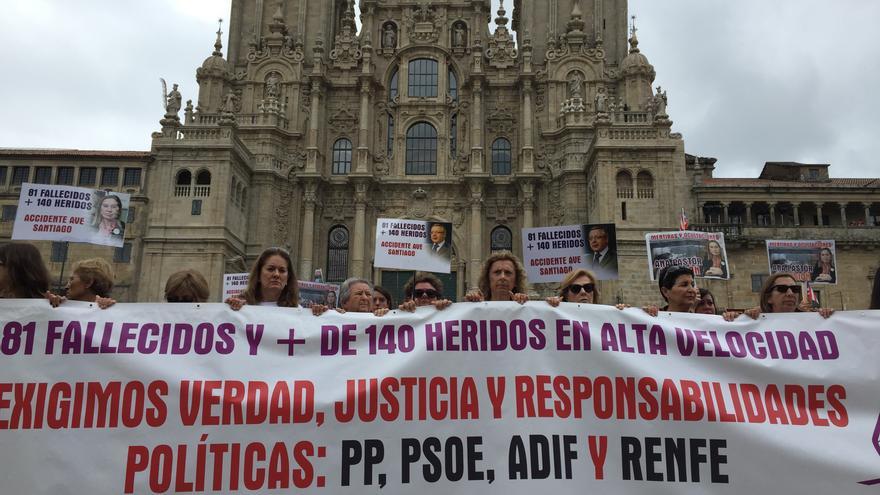 Víctimas del accidente del Alvia en la curva de Angrois manifestándose en Santiago en el quinto aniversario del accidente