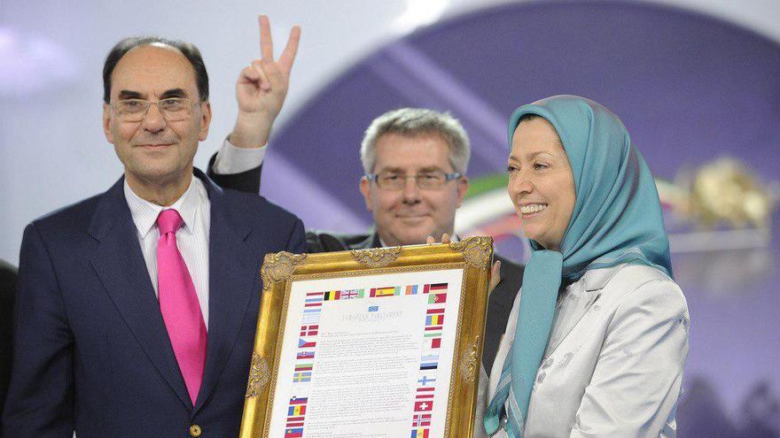 Alejo Vidal-Quadras en 2012 junto a Maryam Rajavi, presidenta del Consejo Nacional de la Resistencia de Irán (CNRI)