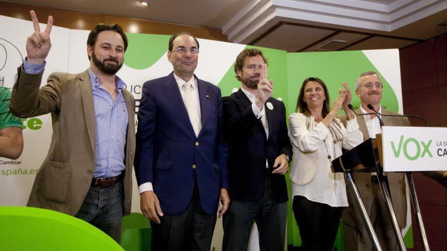Alejo Vidal-Quadras, escoltado por Santiago Abascal e Iván Espinosa de los Monteros, en el acto de inicio de la campaña para las europeas de 2015