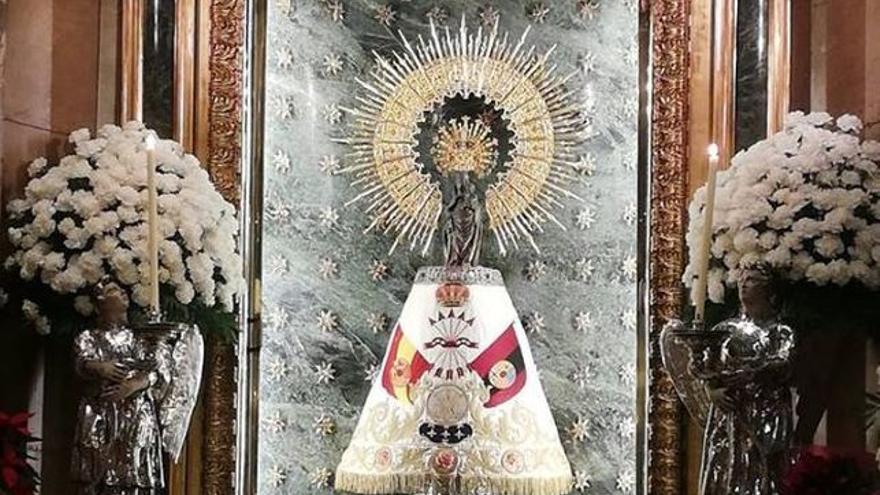 La Virgen del Pilar con un manto de Falange