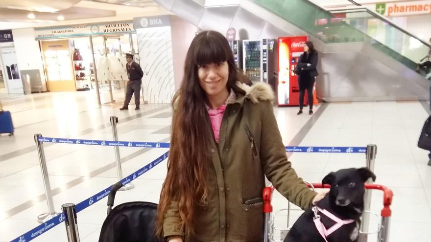 Virginia con su pequeño hijo y su perra Piny, embarcando en Buenos Aires hacia Madrid sin sospechar la pesadilla que vivirían al llegar al aeropuerto de Barajas.