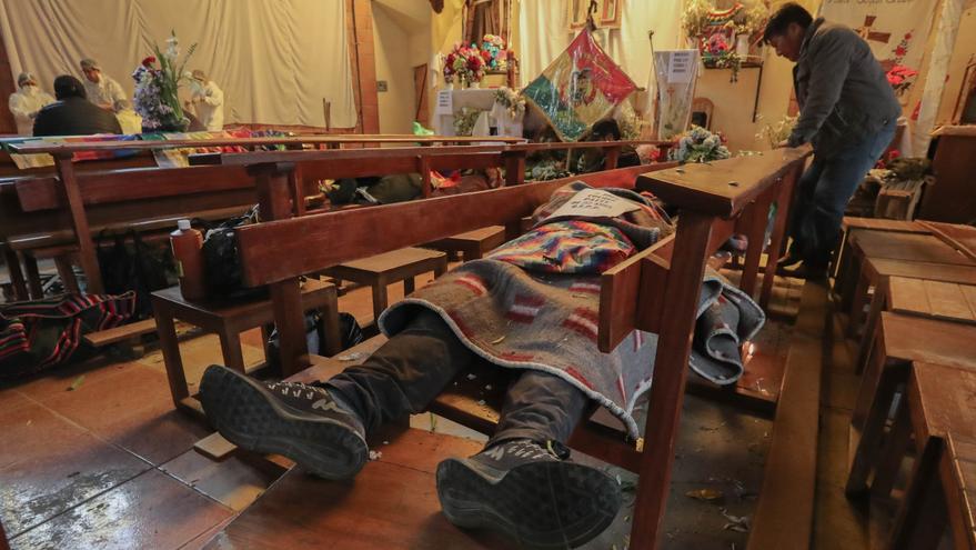 Vista general del velatorio de algunas de las víctimas fatales de los disturbios ocurridos en la víspera cerca de una refinería de gas este miércoles, en el templo San Francisco de Asís, en El Alto (Bolivia).