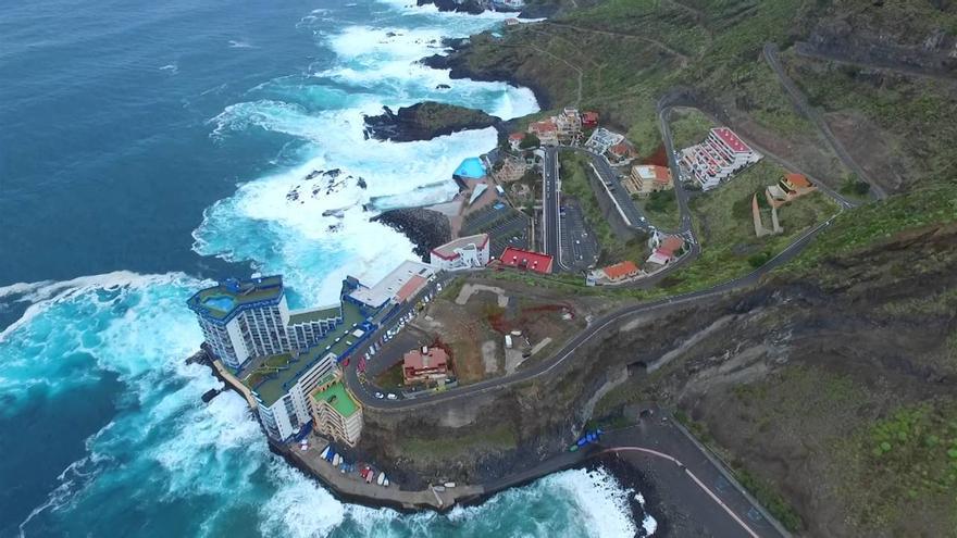 Vista aérea de Mesa del Mar, con el edificio Mar y Sol, el que resultó afectado por el fuerte oleaje del fin de semana (Tenerife)