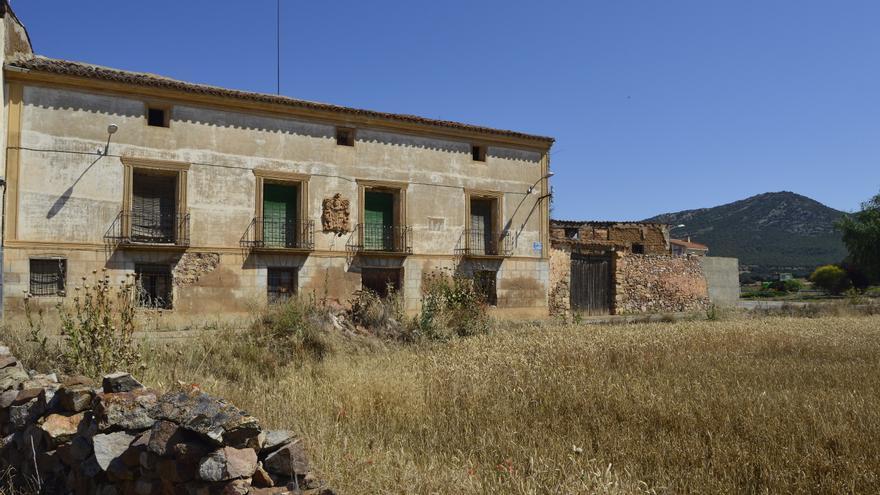 Vista del caserón de Used que está restaurando Alberto Sánchez. 