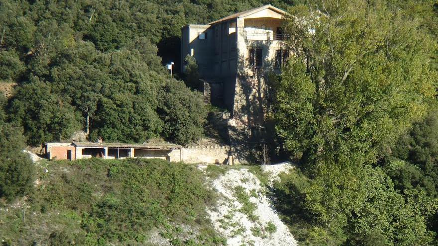 Vista del edificio que levantó Negrín sobre una mina de talco en la Vajol, para usarla como depósito de bienes de la República antes del exilio