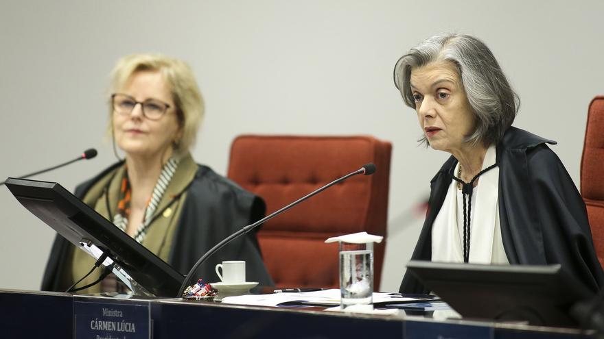 Las juezas Rosa Weber (izq) y Cármen Lúcia (der), en la audiencia pública que hubo en el Tribunal Supremo brasileño sobre el aborto.