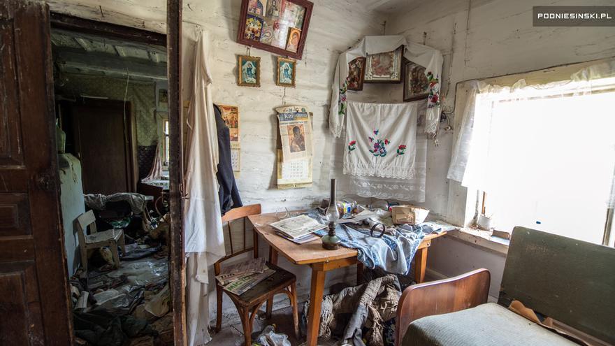 La casa abandonada de un pequeño pueblo a varias docenas de kilómetros de Chernobyl. 