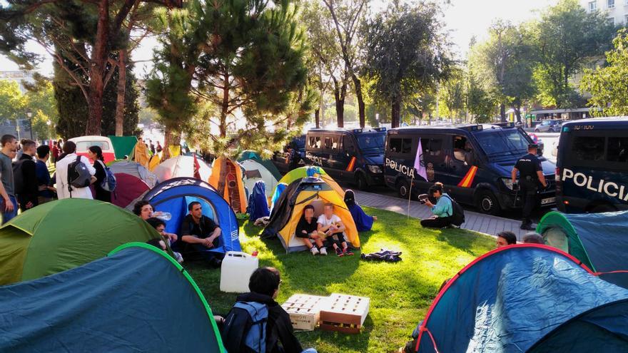 [Imagen: acampada-activistas-ministerio-vigilada-...0220_4.jpg]