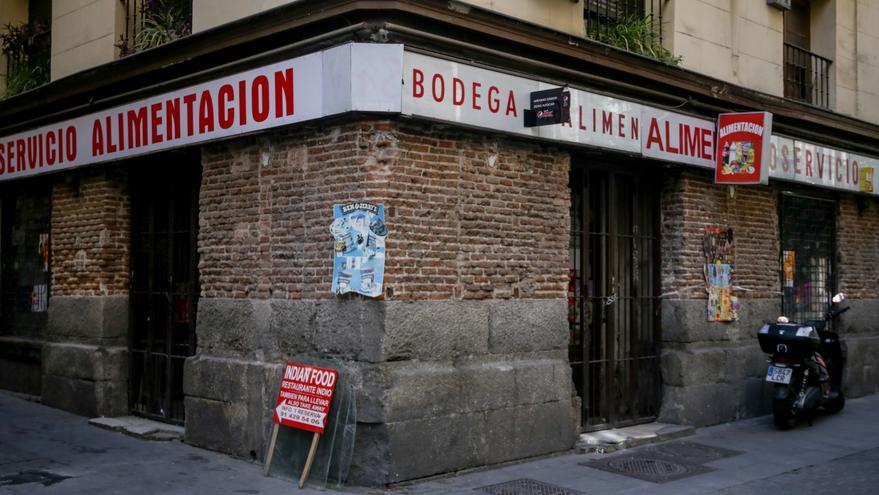 Una tienda de alimentación anuncia su cierre por vacaciones en pleno brote de coronavirus, en Madrid (España) a 10 de marzo de 2020